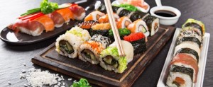 set di sushi con uramaki, hosomaki, nigiri